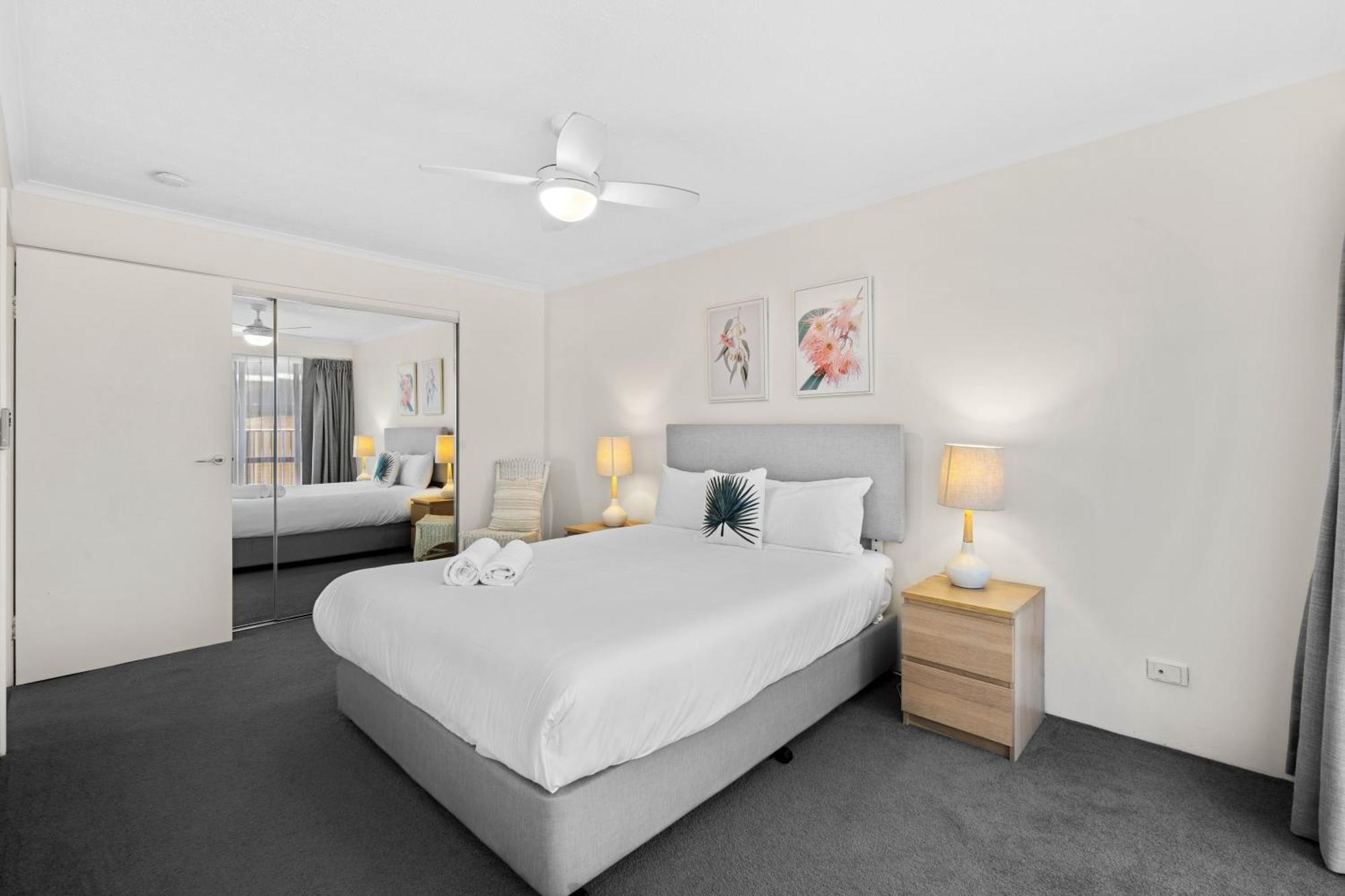 Surfside Court - Hosted By Burleigh Letting Appartement Gold Coast Buitenkant foto