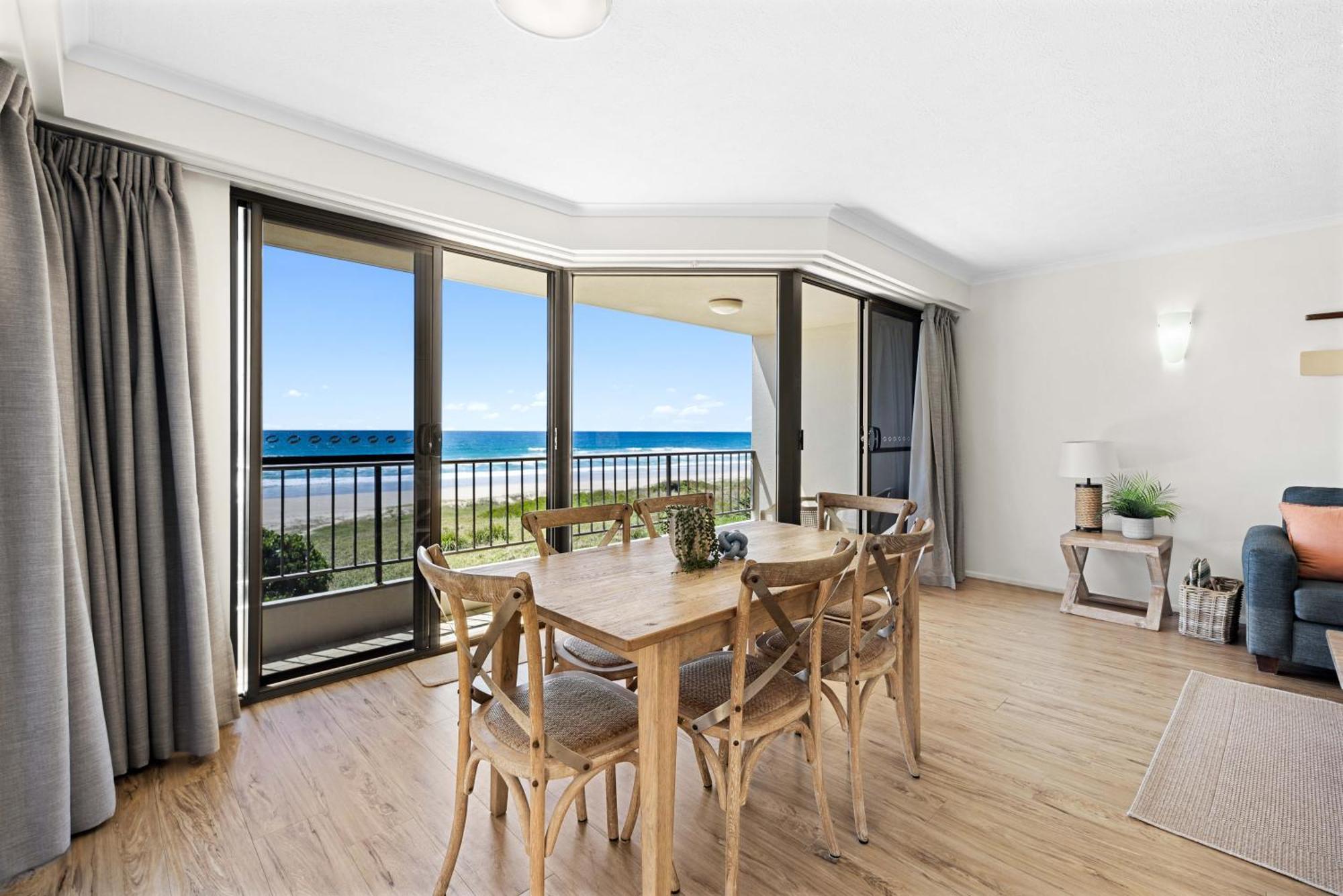 Surfside Court - Hosted By Burleigh Letting Appartement Gold Coast Buitenkant foto