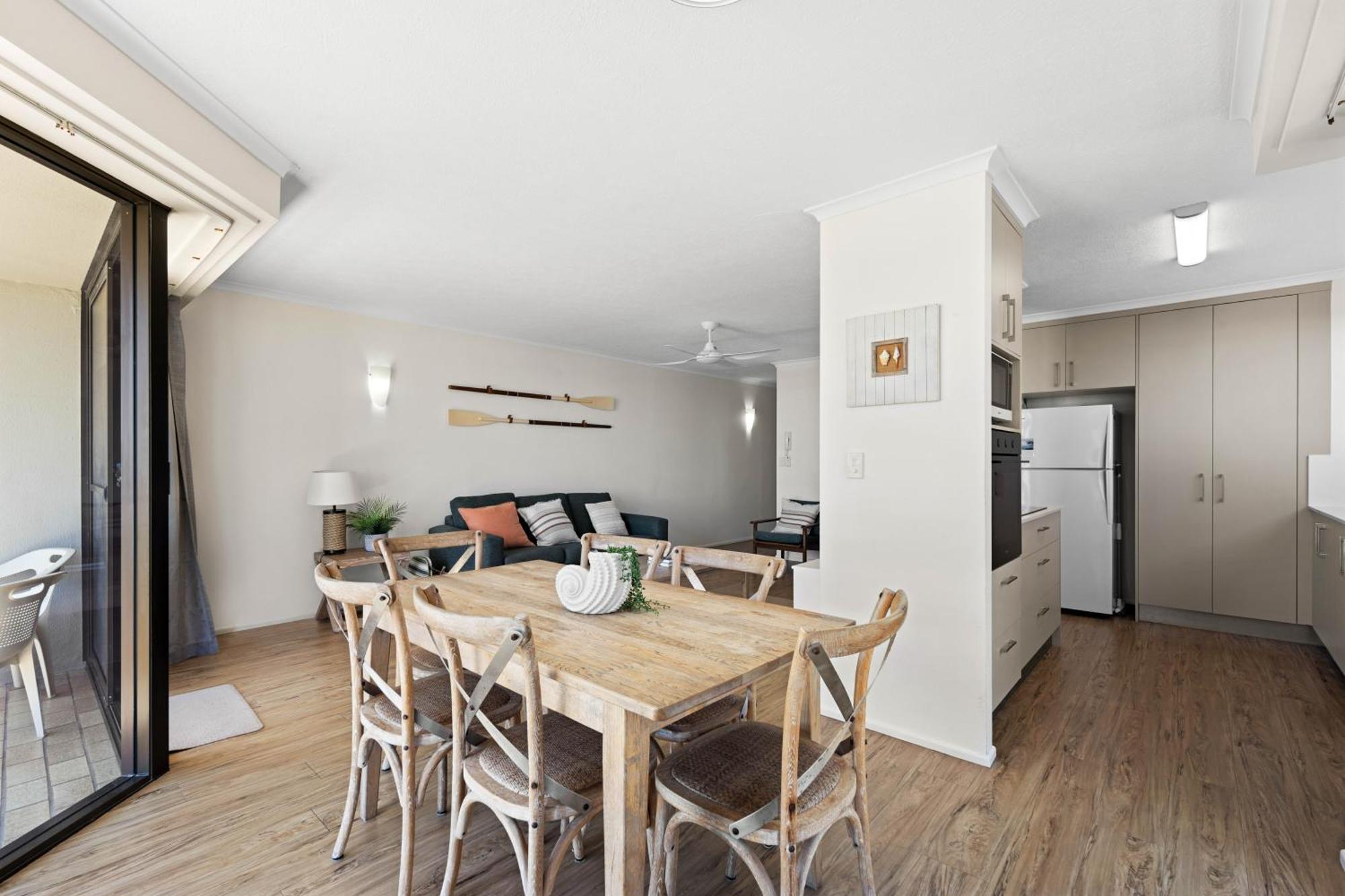Surfside Court - Hosted By Burleigh Letting Appartement Gold Coast Buitenkant foto